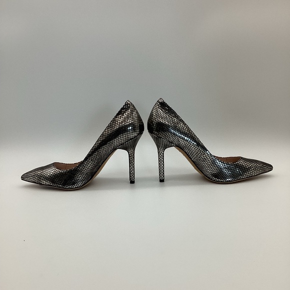 1930. Vince Camuto Silver & Black Pump NWOT Size 8.5 - Picture 1 of 13